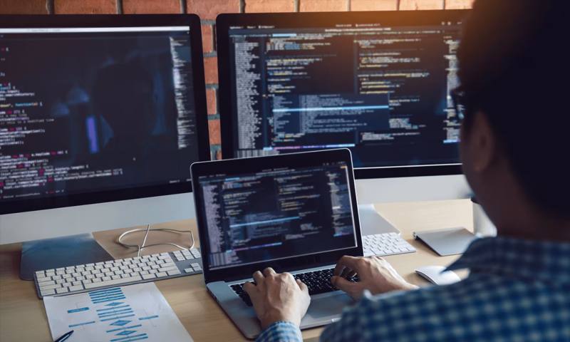 数据科学选型:R与Python如何赋能下花园区网站建设?